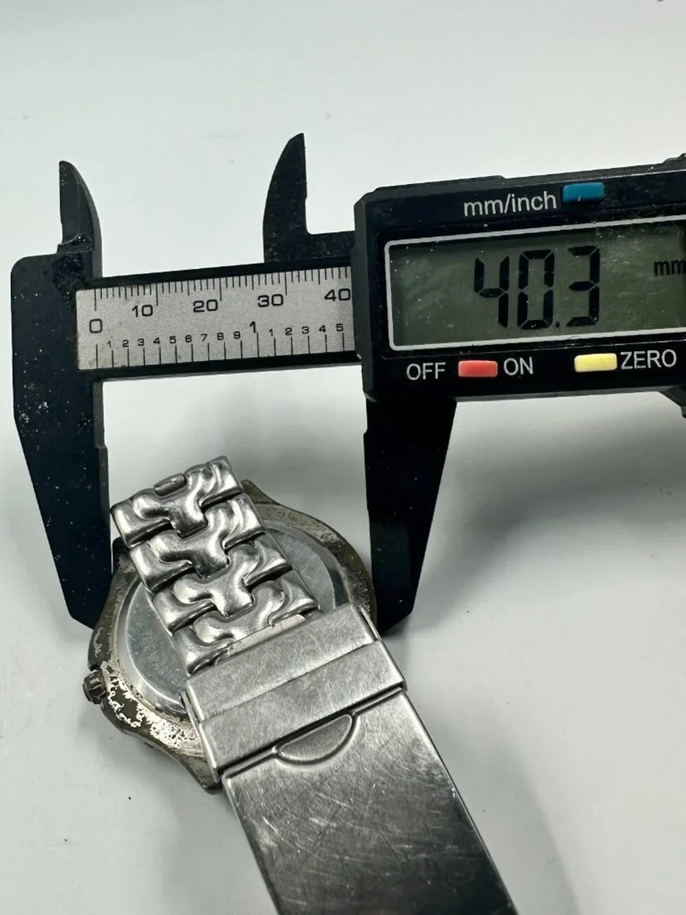 VTG. Warner Brothers Taz Watch Men Silver Tone Dark Gray Dial New Battery 6.75